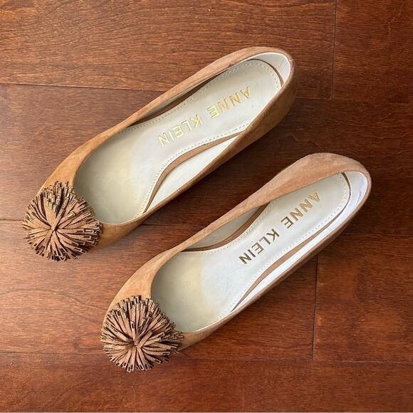Anne Klein “Happy” Suede Block Heel Pump w/ Gold Tipped Pom Pom On Toe, Size 7.5 - Picture 4 of 14